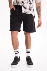 Bermuda de gabardina negra con spandex, cintura elastizada y cordón ajustable.