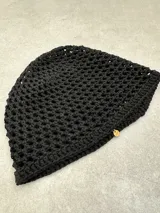 Gorro tipo casquete de tejido crochet con diseño de red, color rojo.