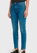 Pantalón de jean modelo skinny de tiro medio, color azul con efecto lavado y bolsillos clásicos.
