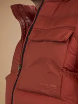 Campera puffer verde militar con capucha, cierre frontal, bolsillos laterales con cierre y un bolsillo de solapa en el pecho.