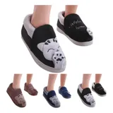 Pantuflas cerradas de color azul con diseño de gatito, confeccionadas en piel sintética suave con interior de peluche gris. Presentan un bordado con la frase 'Welcome Home' y apliques de patitas de gato. Cuentan con suela de goma antideslizante.