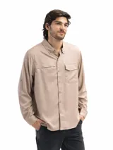 Camisa de manga larga azul marino, con cuello abotonado, cierre frontal con botones, dos bolsillos frontales con tapa y botón, puños con botón y opción de arremangado.