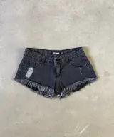 Short de jean negro con efecto desgastado y terminación desflecada.