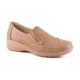 Zapato casual Korium Confort Emalyn color tostado, tipo mocasín, con detalle de textura reptil en la puntera y elástico en los laterales.