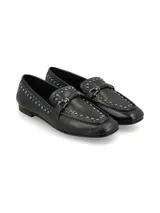 Mocasines de cuero negro con tachas metálicas plateadas decorativas en los bordes y en la capellada, con detalle de hebilla en el empeine.
