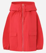 Campera Marfinno oversized de poliéster liviano en color rojo, con capucha funcional, cierre frontal y mangas abullonadas.