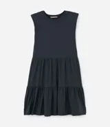 Vestido corto negro de algodón, corte muscle tee, cuello redondo y volados maria.