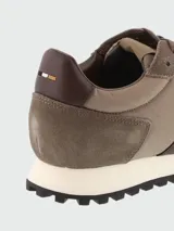 Zapatillas Boss modelo Parkour, confeccionadas en una combinación de nylon y gamuza en tonos marrones, con suela de goma dentada y entresuela blanca.