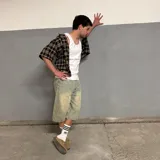 Camisa marrón a cuadros con botones, corte boxy y mangas cortas.