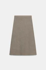 Falda midi de punto con diseño en evasé y cintura elástica.