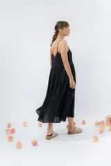 Vestido midi de corte amplio con breteles finos y escote en V. Confeccionado en gasa de algodón con textura, presenta un diseño escalonado con vuelo en el ruedo.