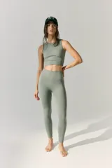 Calza larga color verde militar, tejida en morley sin costuras, con logo R11 en la cintura trasera.