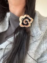 Pinza plateada para el pelo con forma de rosa. Fabricada en aleación.