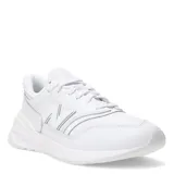 Championes urbanos New Balance modelo 997, color blanco con logo "N" característico en los laterales, confeccionados en cuero y malla.
