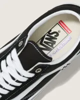 Championes Vans modelo Skate Old Skool, de diseño low-top en color negro con detalles en blanco. Confeccionados en gamuza y lona, cuentan con la icónica franja lateral Sidestripe, suela vulcanizada con patrón Waffle para mayor agarre y plantillas PopCush para amortiguación.