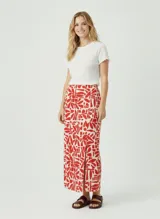 Falda midi de lino y viscosa con estampado abstracto en tonos rojo y blanco. Diseño con abertura lateral.