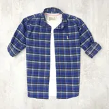 Camisa de manga larga a cuadros azules, grises y blancos, de algodón peinado.