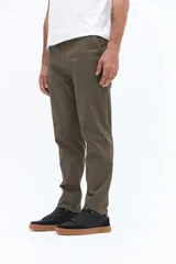 Pantalón chino clásico de hombre, color verde militar, con corte regular, pasacinto y confeccionado en algodón con elastano.