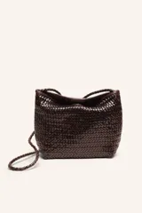 Cartera tipo morral y bandolera de cuero vacuno marrón, completamente trenzada a mano con diseño estructurado y correa larga trenzada.