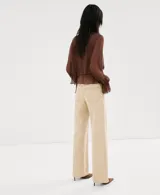 Jeans de corte recto en color beige claro, con tiro medio y diseño clásico de cinco bolsillos.
