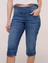 Pantalón capri de denim azul con cintura tipo faja elastizada, bolsillos frontales y traseros, y ajuste entallado por debajo de la rodilla.