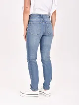 Pantalón jean de tiro alto, corte skinny y color celeste claro.