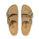 Sandalias Birkenstock Arizona de cuero color taupe, con dos correas ajustables con hebillas metálicas color cobre y plantilla anatómica de corcho y látex.