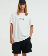 Bermuda cargo negra de tejido tecnológico (poliamida), con corte holgado, bolsillos laterales funcionales y cintura elástica con cordón ajustable.