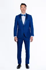 Ambo de fiesta Florenzi modelo Selvino, color azul vibrante con textura sutil. El saco presenta solapas en punta de raso, cierre de un botón forrado y abertura trasera. El pantalón es de corte slim fit.