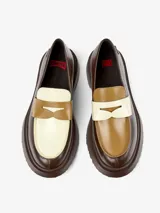 Mocasín Camper Twins de cuero color marrón con antifaz en cuero color beige y suela track color marrón.