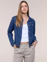 Campera de denim liviano azul, de corte clásico y silueta recta, con cuello camisero, cierre frontal con botones rústicos y bolsillos con solapa en el pecho.