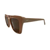 Lentes de sol de armazón grueso color marrón claro, con forma cuadrada y esquinas redondeadas. Los cristales son oscuros y las patillas tienen un logo sutil en relieve.