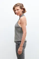 Top gris de tejido de punto con lurex, cuello halter y diseño a rayas verticales.