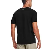 Remera Under Armour negra de corte ajustado, con mangas cortas y paneles de malla en los hombros. Logo estampado en el pecho.