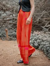 Mono de vestir verde esmeralda con estampado abstracto, escote en V, mangas cortas y pantalón palazzo con aberturas laterales.