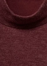 Camiseta de punto color bordó, con cuello perkins y mangas cortas con diseño recto.