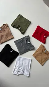 Remera de algodón color borgoña, de mangas largas y cuello redondo.