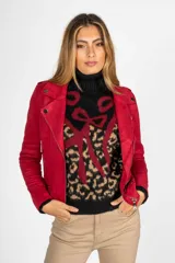 Chaqueta roja de gamuza sintética, estilo biker, con cierre asimétrico, solapas con botones a presión y bolsillos con cierre.