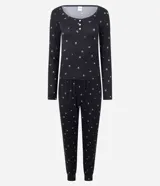 Pijama de dos piezas confeccionado en tejido rib acanalado con estampado floral. Incluye una blusa de manga larga con cuello redondo y cierre frontal de botones, y un pantalón largo con cintura elástica.