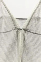 Top de punto elástico color gris, con escote en V, tirantes finos, aplicación de puntilla a contraste y cierre frontal con lazada.