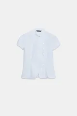 Camisa de manga corta con estampado de rayas verticales en tonos celeste y blanco, cuello alto y cierre frontal cruzado con botones.