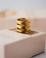 Anillo dorado de acero quirúrgico con baño de oro de 18k, diseño entrelazado.