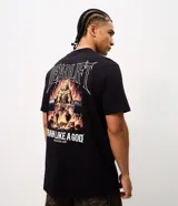 Remera de algodón negro con cuello redondo y mangas cortas, de calce cómodo. Cuenta con una gran estampa en la espalda que incluye ilustraciones mitológicas e inscripciones alusivas.