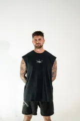 Short deportivo negro con aberturas laterales, confeccionado en tejido técnico. Presenta una estampa gráfica en color gris con la frase 'Vincit qui se vincit' y el número '1:17' junto al logo de la marca.
