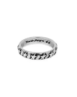 Anillo plateado con diseño de estrellas caladas y la inscripción "Two Jeys".