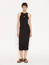 Vestido midi negro de punto canalé, sin mangas y con cuello redondo.