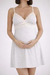 Camisón maternal de algodón gris melange, con breteles regulables y detalle de encaje en el escote.