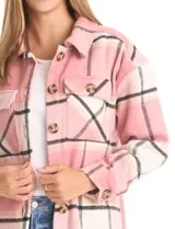 Sobrecamisa larga de tejido soft con estampado a cuadros en tonos beige, rosa y gris. Presenta cuello con solapa, cierre frontal con botones, bolsillos aplicados en el pecho y mangas largas con puños abotonados.