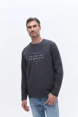 Remera de manga larga color gris oscuro, con cuello redondo y estampado frontal con la frase 'Unlimited Adventure'.