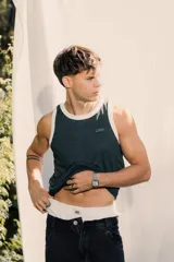 Musculosa de tejido waffle color verde british con cuello y sisas ribeteadas en blanco. Presenta un pequeño bordado en el frente.